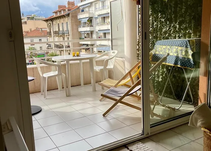 Avec Terrasse شقة
